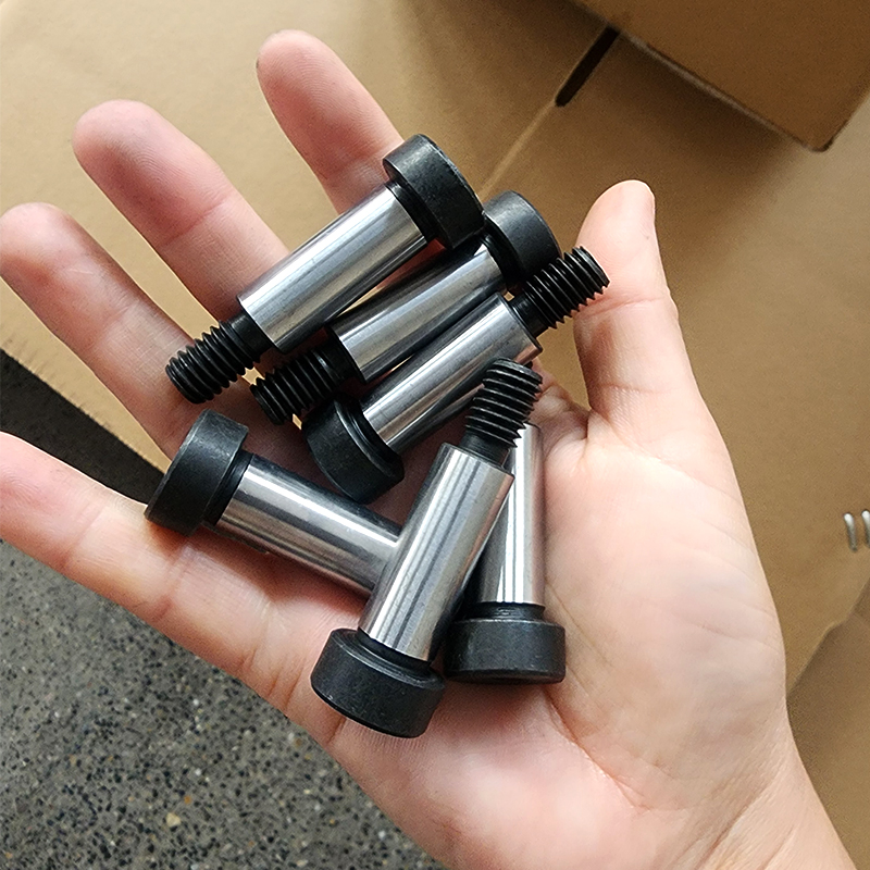 Pernos de hombro métricos de acero al carbono de 1-8 UNC x 4