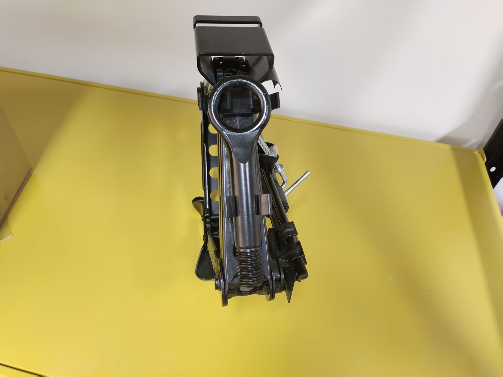 Gato de reparación de automóviles portátil de tijera manual de acero de China 1.5T 2T 2.5T para sedán SUV
