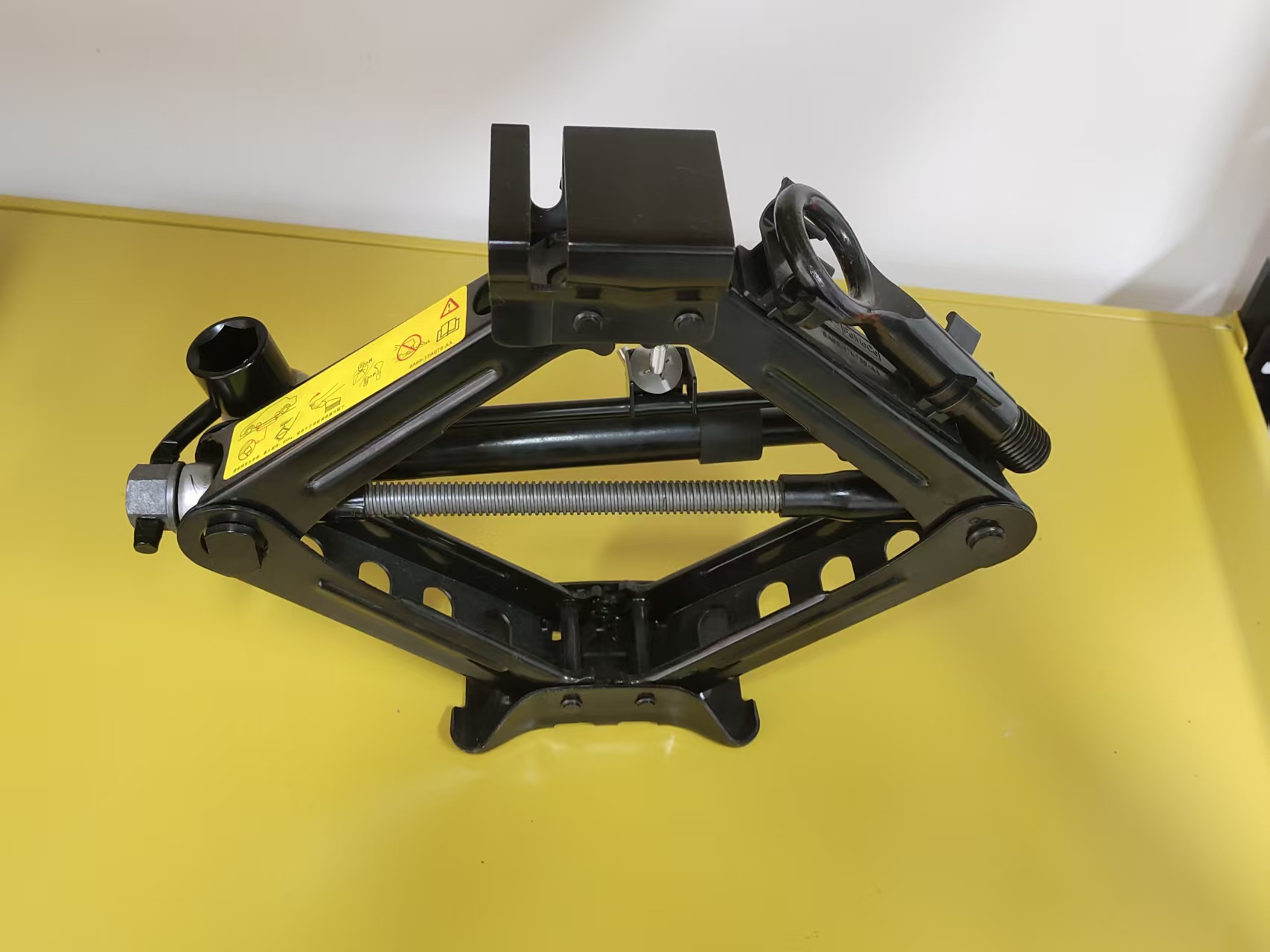 Gato de reparación de automóviles portátil de tijera manual de acero de China 1.5T 2T 2.5T para sedán SUV