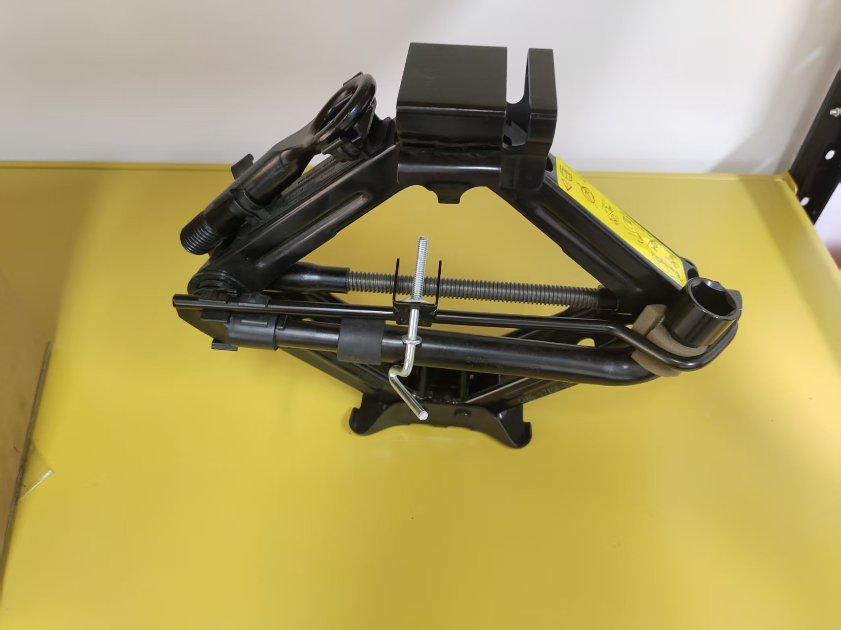 Gato de reparación de automóviles portátil de tijera manual de acero de China 1.5T 2T 2.5T para sedán SUV